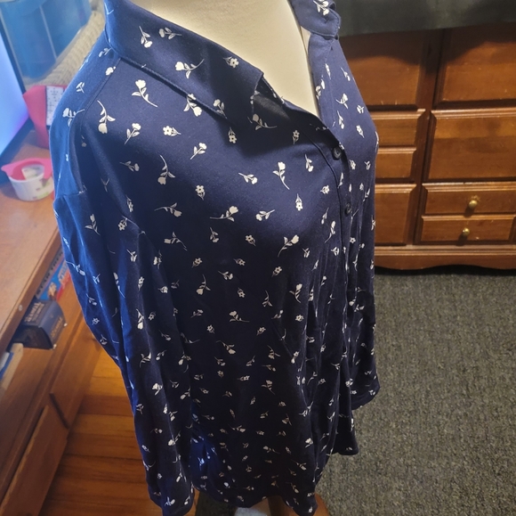NWOT.. Isaac Mizrahi Ditsy Floral Printed Knit Top - Picture 9 of 10